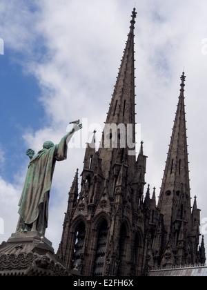 Statue von Urbain II, Cathedrale Notre-Dame-de-l a, Kathedrale von Clermont-Ferrand, Puy de Dome, Auvergne, Frankreich, Europ Stockfoto