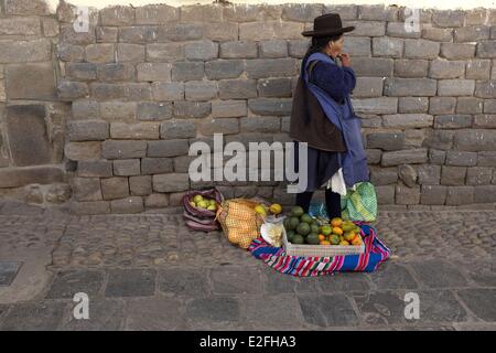 Provinz von Cuzco, Peru, Cuzco, aufgeführt als Weltkulturerbe der UNESCO, Plaza de Armas, indische Saling Obst auf der Straße Stockfoto