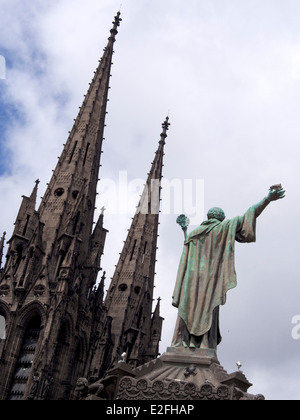 Statue von Urbain II, Cathedrale Notre-Dame-de-l ' Assomption, Kathedrale von Clermont-Ferrand, Puy de Dome, Auvergne, Frankreich Stockfoto