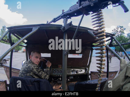 Luhansk, Ukraine. 19. Juni 2014. Pro-russischen Rebellen posiert mit einem schweren Maschinengewehr "Magnoliya" (Ahorn), die bei einem Militärjeep gesetzt wurde. --Separatistische Kämpfer in der Ostukraine haben den Vorschlag des Präsidenten zu ergeben, ignoriert, wie in Bezug auf die Friedensregelung vorgeschrieben. Dies zeigt sich eine Zunahme der Zahl von militärischer Ausrüstung, Terroristen und bewaffnete Angriffe auf Soldaten der ukrainischen Armee. Bildnachweis: Igor Golovnov/Alamy Live-Nachrichten Stockfoto