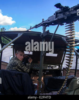 Luhansk, Ukraine. 19. Juni 2014. Pro-russischen Rebellen posiert mit einem schweren Maschinengewehr "Magnoliya" (Ahorn), die bei einem Militärjeep gesetzt wurde. --Separatistische Kämpfer in der Ostukraine haben den Vorschlag des Präsidenten zu ergeben, ignoriert, wie in Bezug auf die Friedensregelung vorgeschrieben. Dies zeigt sich eine Zunahme der Zahl von militärischer Ausrüstung, Terroristen und bewaffnete Angriffe auf Soldaten der ukrainischen Armee. Bildnachweis: Igor Golovnov/Alamy Live-Nachrichten Stockfoto