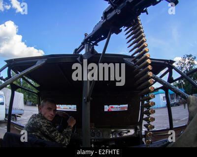 Luhansk, Ukraine. 19. Juni 2014. Pro-russischen Rebellen posiert mit einem schweren Maschinengewehr "Magnoliya" (Ahorn), die bei einem Militärjeep gesetzt wurde. --Separatistische Kämpfer in der Ostukraine haben den Vorschlag des Präsidenten zu ergeben, ignoriert, wie in Bezug auf die Friedensregelung vorgeschrieben. Dies zeigt sich eine Zunahme der Zahl von militärischer Ausrüstung, Terroristen und bewaffnete Angriffe auf Soldaten der ukrainischen Armee. Bildnachweis: Igor Golovnov/Alamy Live-Nachrichten Stockfoto