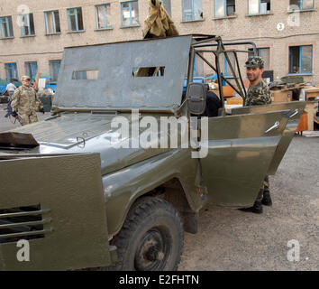 Luhansk, Ukraine. 19. Juni 2014. Einfach Militärjeep gestärkt prorussische Rebellen mit Panzerplatten. Schweres Maschinengewehr "Magnoliya" ("Maple") wurde auf dem Auto installiert. --Separatistische Kämpfer in der Ostukraine haben den Vorschlag des Präsidenten zu ergeben, ignoriert, wie in Bezug auf die Friedensregelung vorgeschrieben. Dies zeigt sich eine Zunahme der Zahl von militärischer Ausrüstung, Terroristen und bewaffnete Angriffe auf Soldaten der ukrainischen Armee. Bildnachweis: Igor Golovnov/Alamy Live-Nachrichten Stockfoto