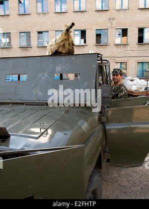 Luhansk, Ukraine. 19. Juni 2014. Einfach Militärjeep gestärkt prorussische Rebellen mit Panzerplatten. Schweres Maschinengewehr "Magnoliya" ("Maple") wurde auf dem Auto installiert. --Separatistische Kämpfer in der Ostukraine haben den Vorschlag des Präsidenten zu ergeben, ignoriert, wie in Bezug auf die Friedensregelung vorgeschrieben. Dies zeigt sich eine Zunahme der Zahl von militärischer Ausrüstung, Terroristen und bewaffnete Angriffe auf Soldaten der ukrainischen Armee. Bildnachweis: Igor Golovnov/Alamy Live-Nachrichten Stockfoto