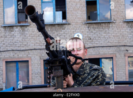 Luhansk, Ukraine. 19. Juni 2014. Pro-russischen Rebellen posiert mit einem schweren Maschinengewehr "Magnoliya" (Ahorn), die bei einem Militärjeep gesetzt wurde. --Separatistische Kämpfer in der Ostukraine haben den Vorschlag des Präsidenten zu ergeben, ignoriert, wie in Bezug auf die Friedensregelung vorgeschrieben. Dies zeigt sich eine Zunahme der Zahl von militärischer Ausrüstung, Terroristen und bewaffnete Angriffe auf Soldaten der ukrainischen Armee. Bildnachweis: Igor Golovnov/Alamy Live-Nachrichten Stockfoto