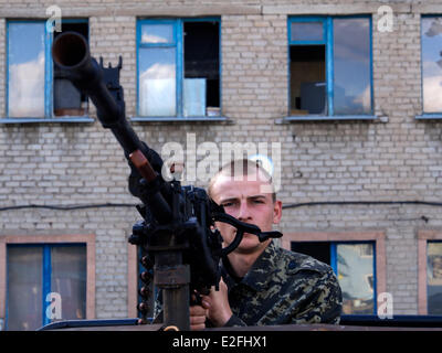 Luhansk, Ukraine. 19. Juni 2014. Pro-russischen Rebellen posiert mit einem schweren Maschinengewehr "Magnoliya" (Ahorn), die bei einem Militärjeep gesetzt wurde. --Separatistische Kämpfer in der Ostukraine haben den Vorschlag des Präsidenten zu ergeben, ignoriert, wie in Bezug auf die Friedensregelung vorgeschrieben. Dies zeigt sich eine Zunahme der Zahl von militärischer Ausrüstung, Terroristen und bewaffnete Angriffe auf Soldaten der ukrainischen Armee. Bildnachweis: Igor Golovnov/Alamy Live-Nachrichten Stockfoto