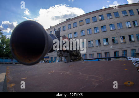 Luhansk, Ukraine. 19. Juni 2014. Pro-russischen Rebellen posiert mit einem schweren Maschinengewehr "Magnoliya" (Ahorn), die bei einem Militärjeep gesetzt wurde. --Separatistische Kämpfer in der Ostukraine haben den Vorschlag des Präsidenten zu ergeben, ignoriert, wie in Bezug auf die Friedensregelung vorgeschrieben. Dies zeigt sich eine Zunahme der Zahl von militärischer Ausrüstung, Terroristen und bewaffnete Angriffe auf Soldaten der ukrainischen Armee. Bildnachweis: Igor Golovnov/Alamy Live-Nachrichten Stockfoto