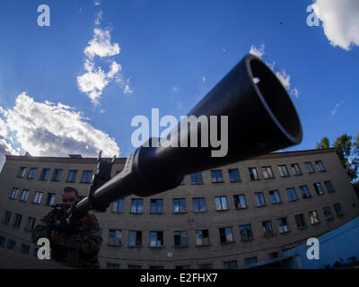 Luhansk, Ukraine. 19. Juni 2014. Pro-russischen Rebellen posiert mit einem schweren Maschinengewehr "Magnoliya" (Ahorn), die bei einem Militärjeep gesetzt wurde. --Separatistische Kämpfer in der Ostukraine haben den Vorschlag des Präsidenten zu ergeben, ignoriert, wie in Bezug auf die Friedensregelung vorgeschrieben. Dies zeigt sich eine Zunahme der Zahl von militärischer Ausrüstung, Terroristen und bewaffnete Angriffe auf Soldaten der ukrainischen Armee. Bildnachweis: Igor Golovnov/Alamy Live-Nachrichten Stockfoto