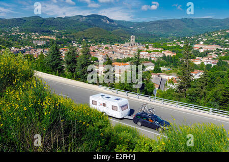 Frankreich Herault Lodève Wohnwagen hitched in einem Auto auf der Autobahn die Meridian-Linie mit der Kathedrale Saint-Fulcran des 13. Stockfoto