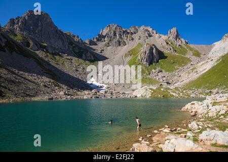 Frankreich, Savoyen, Beaufortain massiv, La Cote d'Aime, Lac de Presset (2514m) mit Blick auf den Pass von der Grand Fond (2671m) Stockfoto