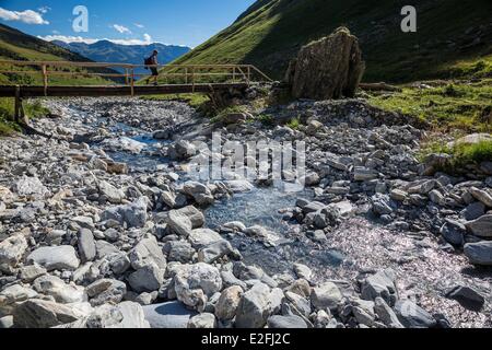 Frankreich Savoie Beaufortain Massif La Cote d'Aime Laval Brücke über Torr mit Blick auf das Massif De La Vanoise-Wanderweg Stockfoto