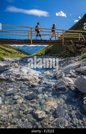 Frankreich Savoie Beaufortain Massif La Cote d'Aime Laval Brücke über Torr mit Blick auf das Massif De La Vanoise-Wanderweg Stockfoto