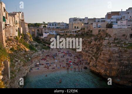 Italien, Apulien, Polignano a Mare, Strand an der Adria Stockfoto