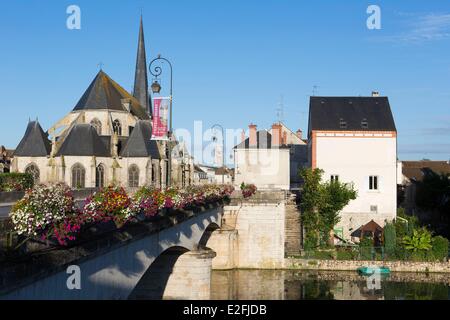Frankreich, Seine et Marne, Nemours, St-Jean-Baptiste-Kirche, die Brücke und Fluss Loing am Quai du Loing Stockfoto
