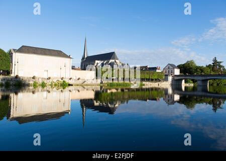 Frankreich, Seine et Marne, Nemours, St-Jean-Baptiste-Kirche, die Brücke und Fluss Loing am Quai du Loing Stockfoto