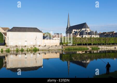 Frankreich, Seine et Marne, Nemours, die Kirche St-Jean-Baptiste und Fluss Loing am Quai du Loing Stockfoto