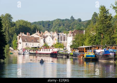 Frankreich Seine et Marne Samois Sur Seine Mann Rudern flache Boote am vertäut wharf am Seineufer und Dorf im Hintergrund Stockfoto