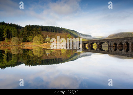 Reflexionen der Brücke über die Caban Coch Reservoir im Elan-Tal im mittleren Wales während des Frühlings. Stockfoto