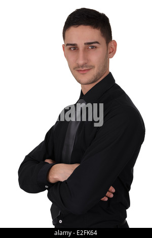 Junger Mann im schwarzen Hemd und Krawatte Stockfoto