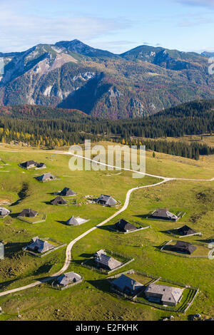 Slowenien Kamnik Talebene der Velika Planina Hochebene mit traditionellen Hirten Haus gemacht aus Holz Stockfoto