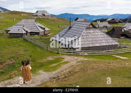 Slowenien Kamnik Talebene die Velika Planina Hochebene mit traditionellen Hirten Haus aus Holz Hirten verkleidet die Stockfoto