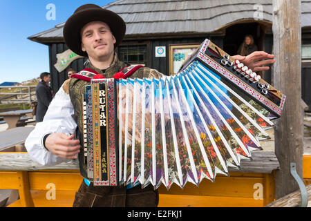 Slowenien Kamnik Talebene Jacka Velika Planina Plateau mit traditionellen Hirten Haus aus ist ein Meister ofv Stockfoto