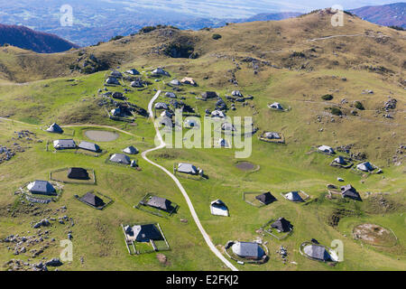 Slowenien Kamnik Talebene der Velika Planina Hochebene mit traditionellen Hirten Haus gemacht aus Holz (Luftbild) Stockfoto