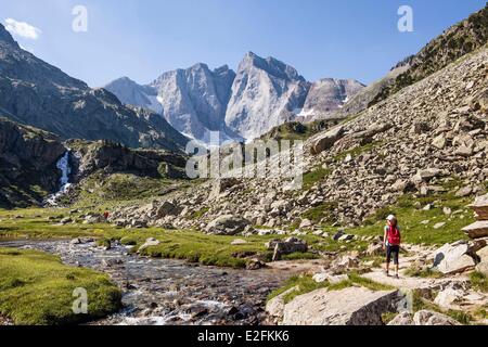 Frankreich Hautes Pyrenäen Pyrenäen Nationalpark GR10 Grande Randonnee Fußweg in die Gaube Tal-Nordwand der Vignemale Stockfoto