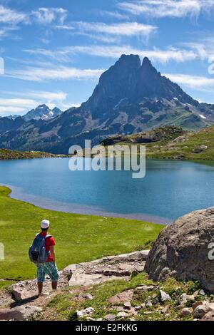 Frankreich, Pyrenees Atlantiques, Wandern in den Pyrenäen, rund um die Ayous Seen, Gentau See und Pic du Midi d'Ossau Stockfoto