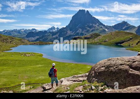 Frankreich, Pyrenees Atlantiques, Wandern in den Pyrenäen, rund um die Ayous Seen, Gentau See und Pic du Midi d'Ossau Stockfoto