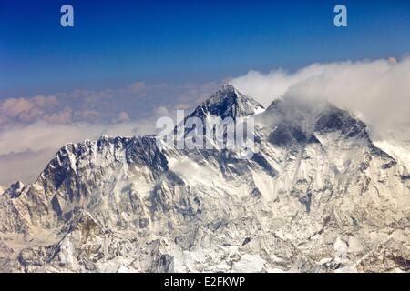 Bhutan Himalaya Berge Kette während des Fluges von Kathmandu nach Paro auf ein Druckair Airbus A219 hinten des pyramidenförmigen Gipfels Mount Stockfoto