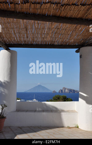 Äolischen Terrasse Äolischen Inseln, Panarea, Stromboli im Hintergrund Stockfoto
