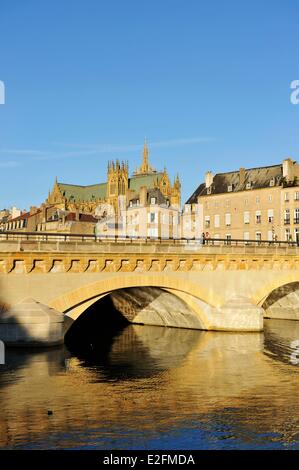 Gebieten Mosel Metz die Moyen überbrücken die Ufer der Mosel und St Etienne Kathedrale im Hintergrund Stockfoto