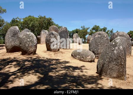 Portugal Alentejo Evora Cromlech von der Almendres megalithischen Komplex stammen aus dem 6. Jahrtausend v. Chr. Stockfoto