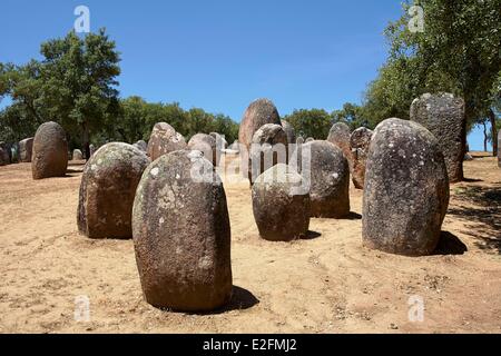 Portugal Alentejo Evora Cromlech von der Almendres megalithischen Komplex stammen aus dem 6. Jahrtausend v. Chr. Stockfoto