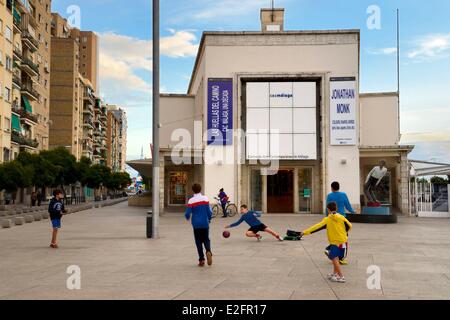 Spanien Andalusien Costa del Sol Malaga Soho Bezirk Zentrum für zeitgenössische Kunst (CAC Malaga) Kinder Fußball spielen Stockfoto