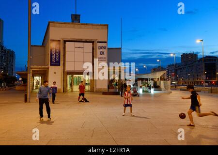 Spanien Andalusien Costa del Sol Malaga Soho Bezirk Zentrum für zeitgenössische Kunst (CAC Malaga) Kinder Fußball spielen Stockfoto