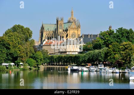 Frankreich Mosel Metz den Plan d ' Eau mit Marina und Kathedrale St. Etienne in den Rücken Stockfoto