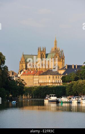 Frankreich Mosel Metz den Plan d ' Eau mit Marina und Kathedrale St. Etienne in den Rücken Stockfoto