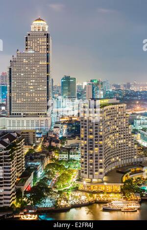 Thailand Bangkok Ufer der Blick auf den Chao Phraya Fluss von Peninsula Hotel in Bang Rak Bezirk mit State Tower und Stockfoto