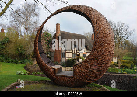 Anne Hathaway Cottage gesehen durch eine Willow-Skulptur in Stratford upon Avon, Warwickshire, England, Großbritannien Stockfoto