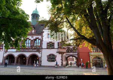 Deutschland Baden-Württemberg Freiburg Im Breisgau das Rathaus verlassen das alte Recht und dem neuen am Rathausplatz Stockfoto