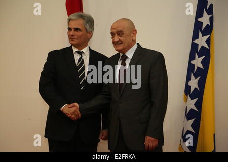 Sarajevo, Bosnien und Herzegowina. 19. Juni 2014. Vorsitzender der Ministerrat von Bosnien und Herzegowina (BiH) Vjekoslav Bevanda (R) trifft sich mit dem Besuch der österreichische Bundeskanzler Werner Faymann in das Gebäude des Parlaments in Sarajevo, Bosnien und Herzegowina, am 19. Juni 2014. © Haris Memija/Xinhua/Alamy Live-Nachrichten Stockfoto