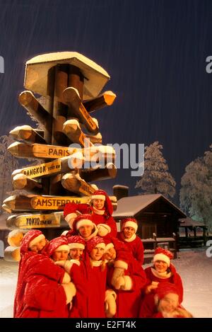 Finnland Lappland Rovaniemi Santa Claus Dorf Gruppe der Elfen vor Totem Hinweisschilder Entfernungen zu den Städten in Stockfoto