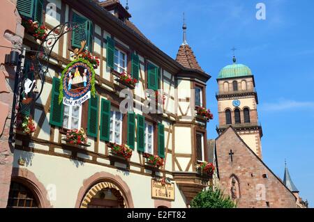 Frankreich-Haut-Rhin-Kaysersberg Fachwerkhaus auf dem alten Marktplatz und die Kirche Sainte-Croix Stockfoto