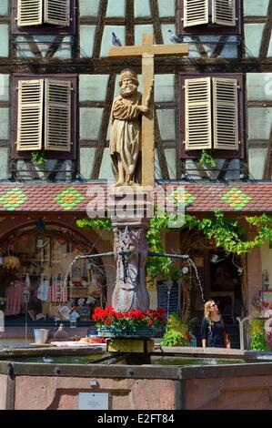 Frankreich-Haut-Rhin-Kaysersberg Saint Constantin Brunnen (1521) auf dem alten Marktplatz Stockfoto