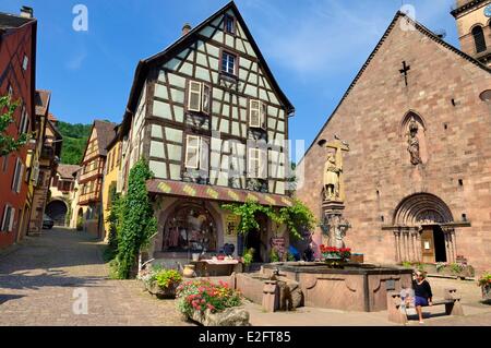 Frankreich-Haut-Rhin-Kaysersberg Saint Constantin Statue auf dem alten Marktplatz und die Kirche Sainte-Croix Stockfoto