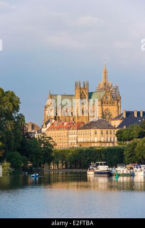 Frankreich Mosel Metz den Plan d ' Eau mit Marina und Kathedrale St. Etienne in den Rücken Stockfoto