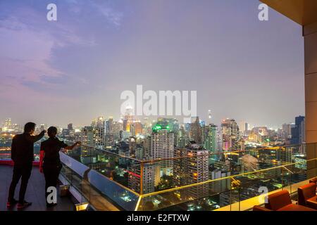 Thailand Bangkok mit Blick auf das Stadtzentrum von der Terrasse des Restaurant langen Tisch Stockfoto