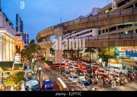 Thailand Bangkok Ratchaprasong District Ratchadamri Road mit einem overhead u-Bahn-Linie Stockfoto